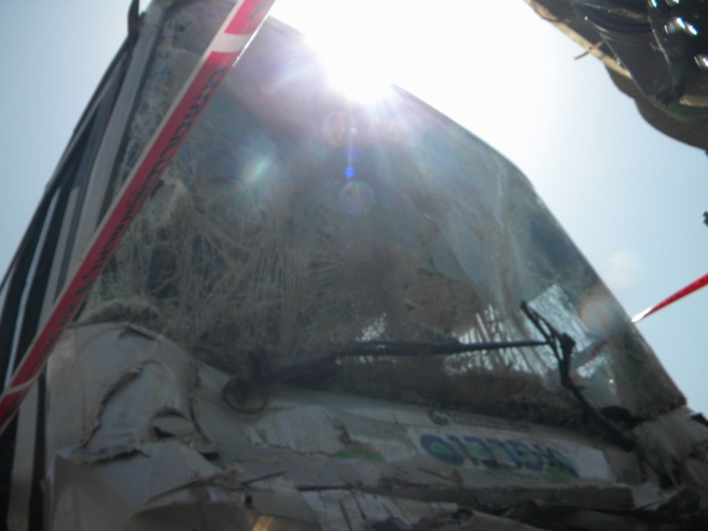 נגמר בנס: "סופרבוס" התנגש במשאית, שניים נפצעו