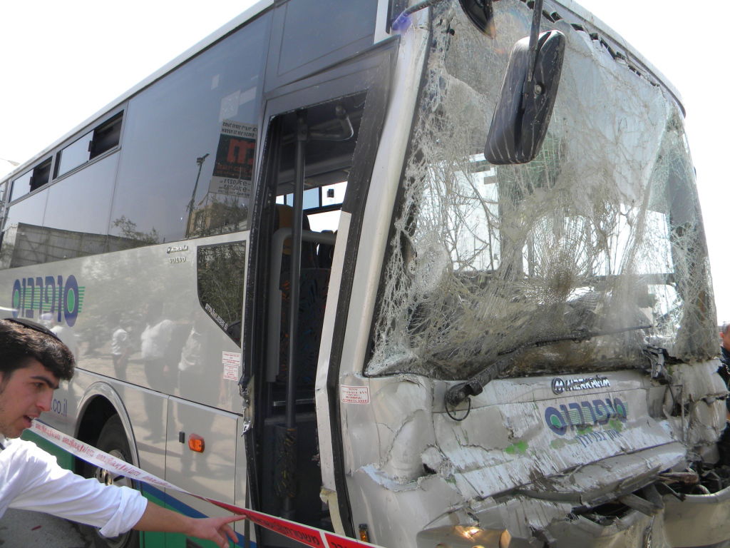 נגמר בנס: "סופרבוס" התנגש במשאית, שניים נפצעו