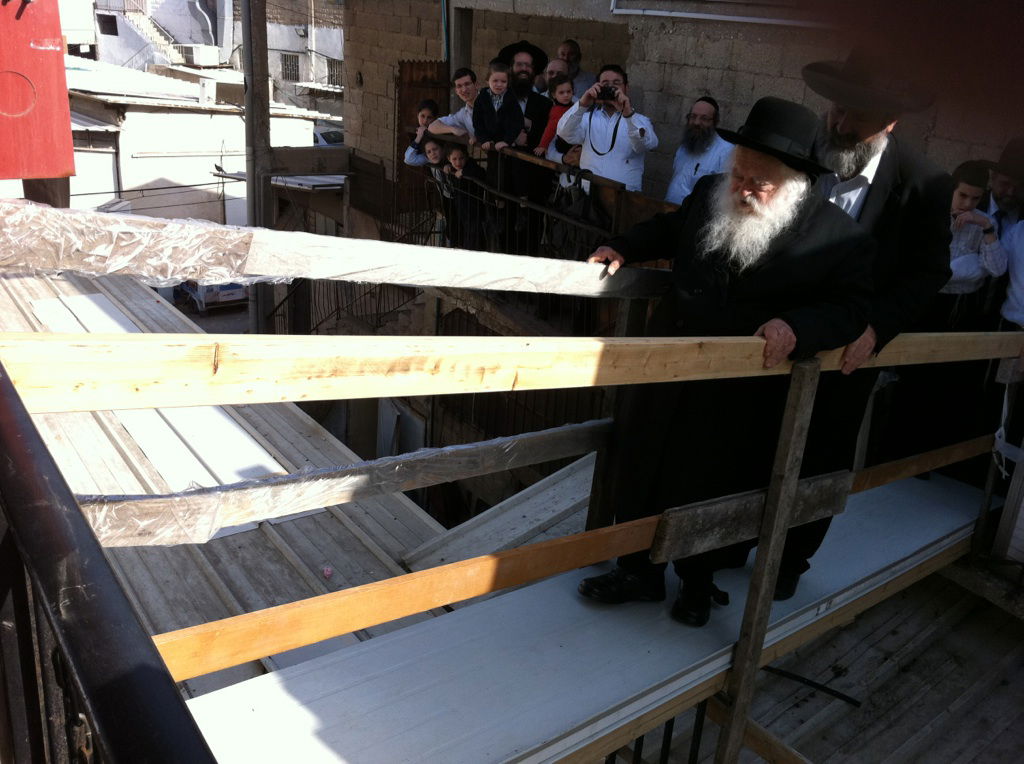 כדי להקל על הגר"ח קנייבסקי: נבנה גשר למאפייה