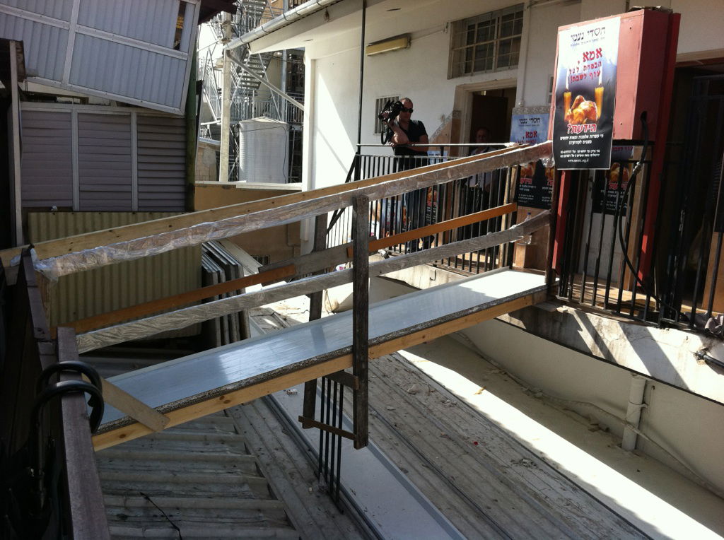 כדי להקל על הגר"ח קנייבסקי: נבנה גשר למאפייה