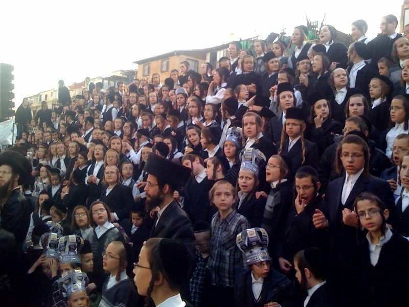 אלפי חסידי נדבורנא בהכנסת ס"ת שכתב האדמו"ר שליט"א