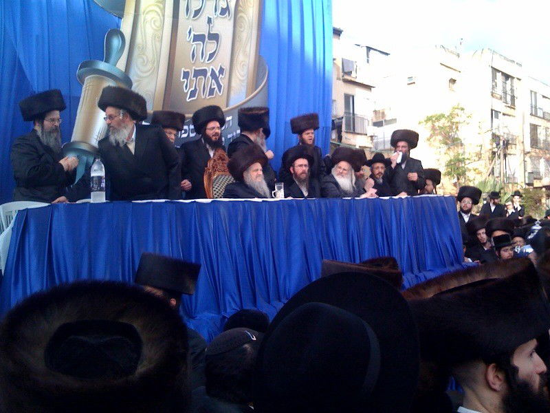 אלפי חסידי נדבורנא בהכנסת ס"ת שכתב האדמו"ר שליט"א