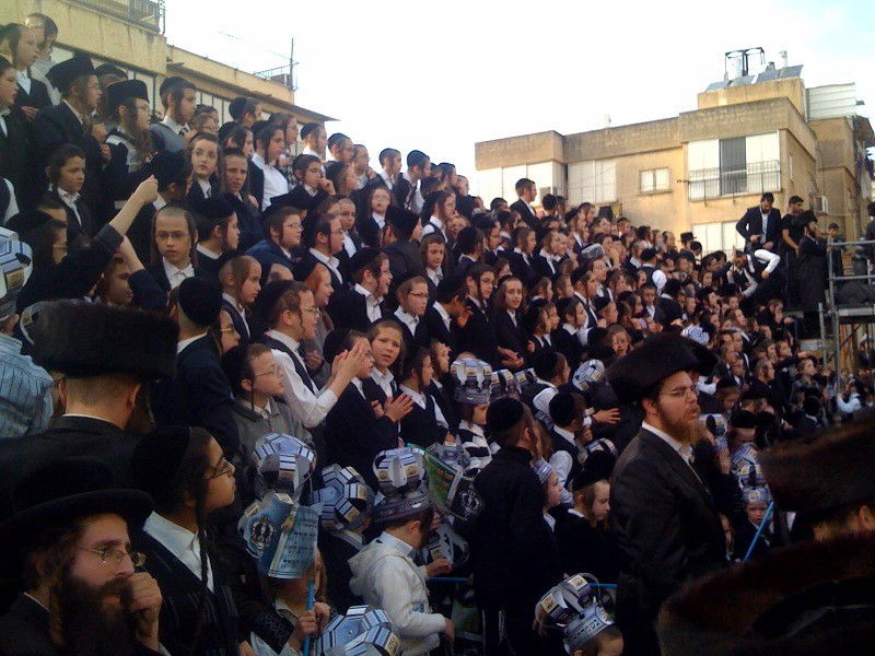 אלפי חסידי נדבורנא בהכנסת ס"ת שכתב האדמו"ר שליט"א