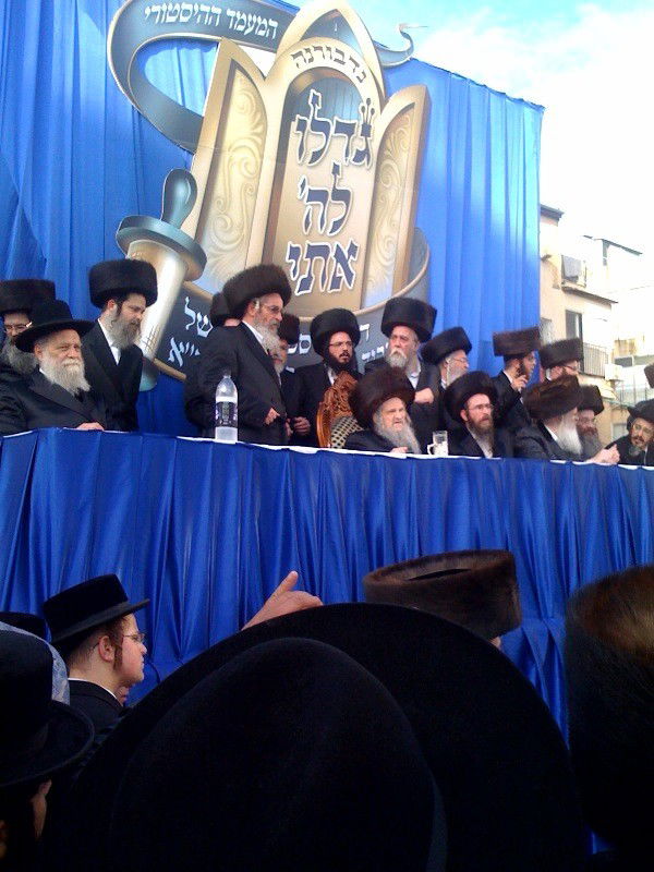 אלפי חסידי נדבורנא בהכנסת ס"ת שכתב האדמו"ר שליט"א