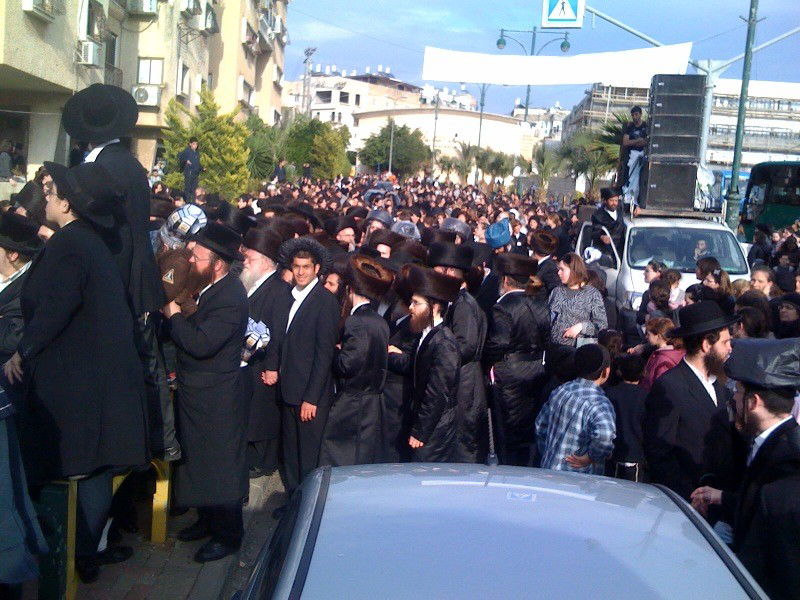 אלפי חסידי נדבורנא בהכנסת ס"ת שכתב האדמו"ר שליט"א