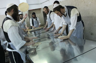 גלריה: אופים מצות בבירה