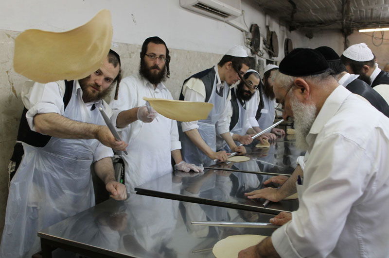 גלריה: אופים מצות בבירה