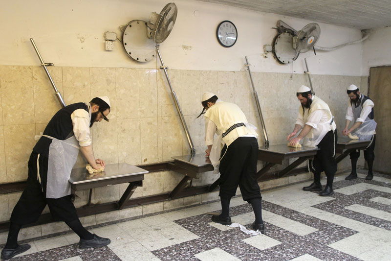 גלריה: אופים מצות בבירה