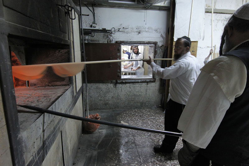 גלריה: אופים מצות בבירה