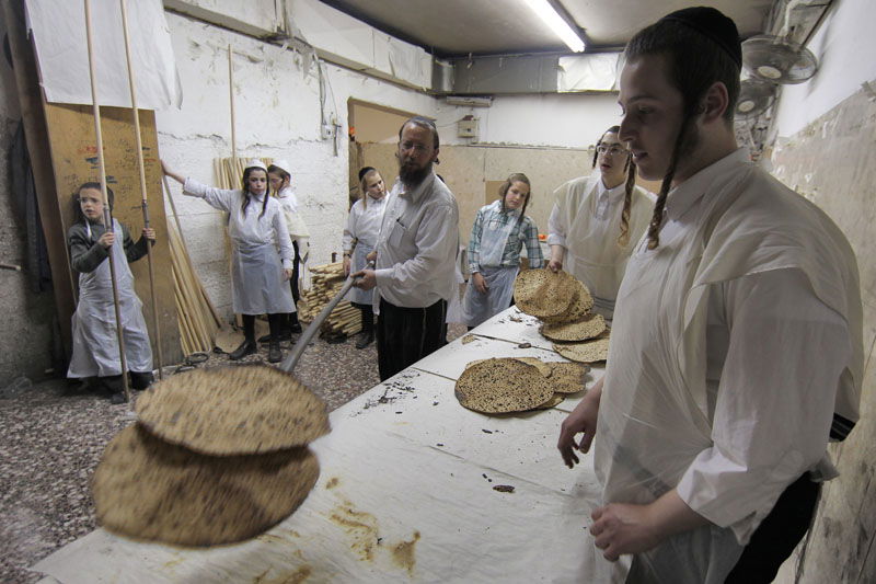 גלריה: אופים מצות בבירה