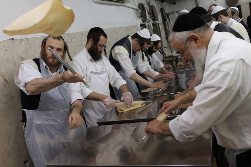 גלריה: אופים מצות בבירה