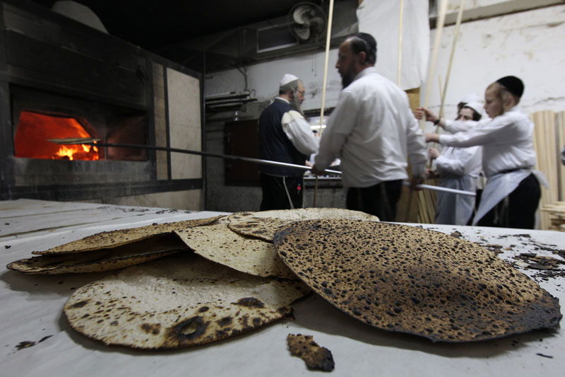 גלריה: אופים מצות בבירה