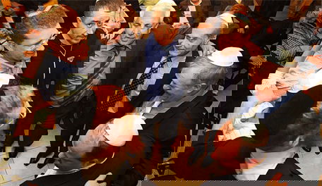 ריקוד מאחד במהלך המסע