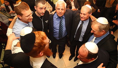 ריקוד מאחד במהלך המסע