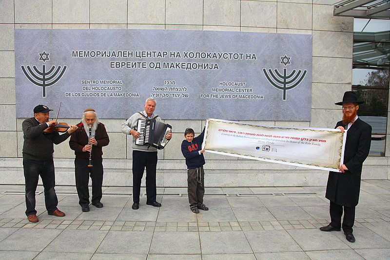 "אני מאמין" למרגלות קרון מטרבלינקה