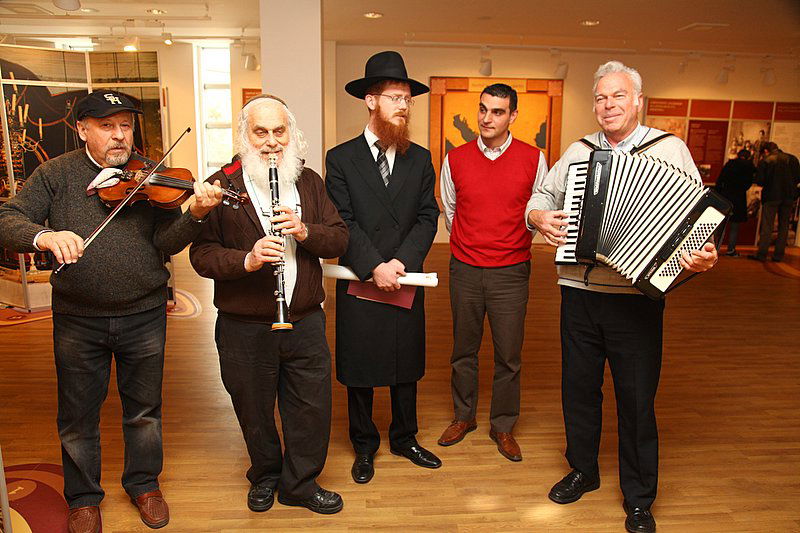 "אני מאמין" למרגלות קרון מטרבלינקה