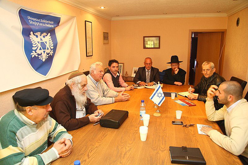 "אני מאמין" למרגלות קרון מטרבלינקה