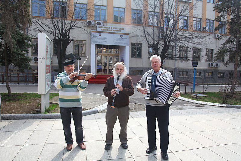 "אני מאמין" למרגלות קרון מטרבלינקה
