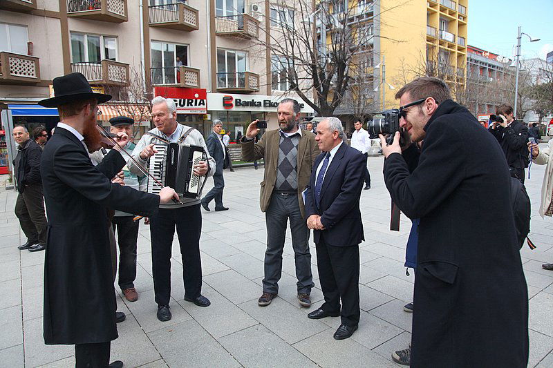 "אני מאמין" למרגלות קרון מטרבלינקה