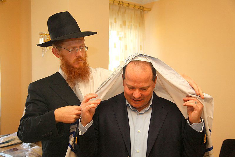 "אני מאמין" למרגלות קרון מטרבלינקה