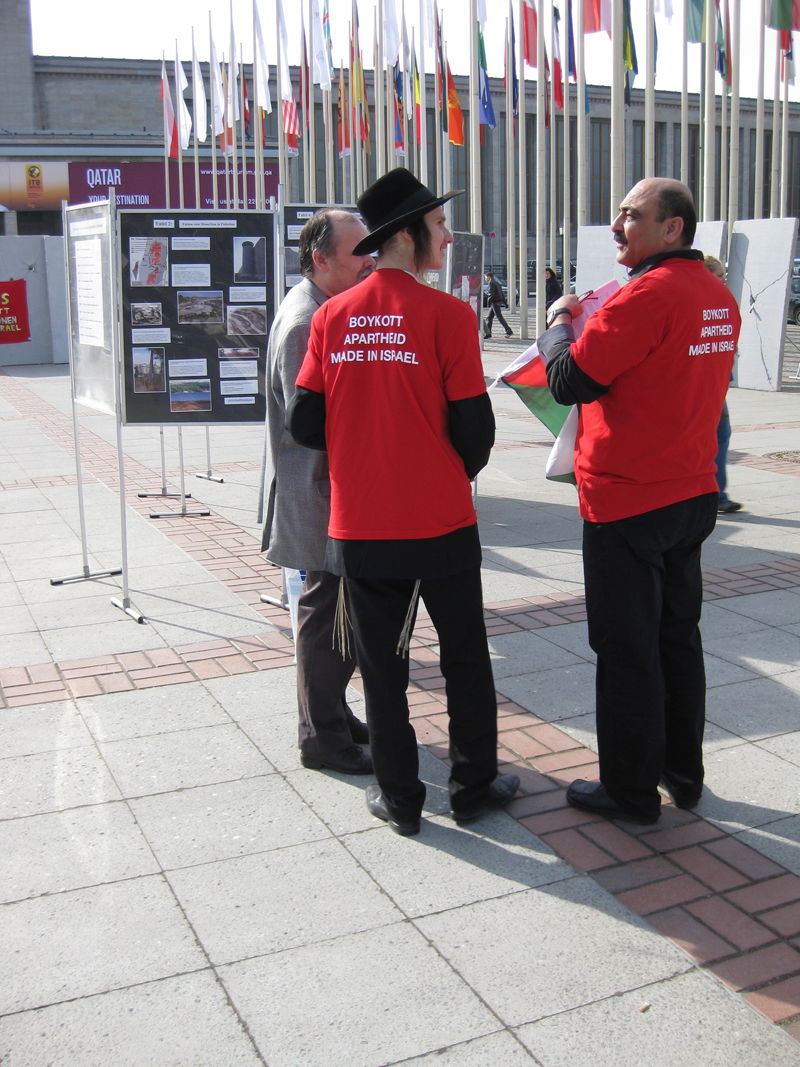 בהפגנה פלסטינית בברלין: צעיר חרדי