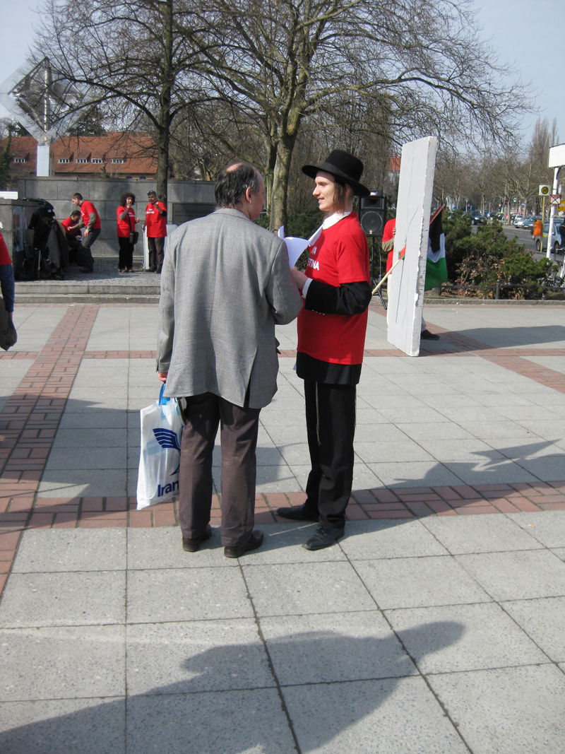 בהפגנה פלסטינית בברלין: צעיר חרדי