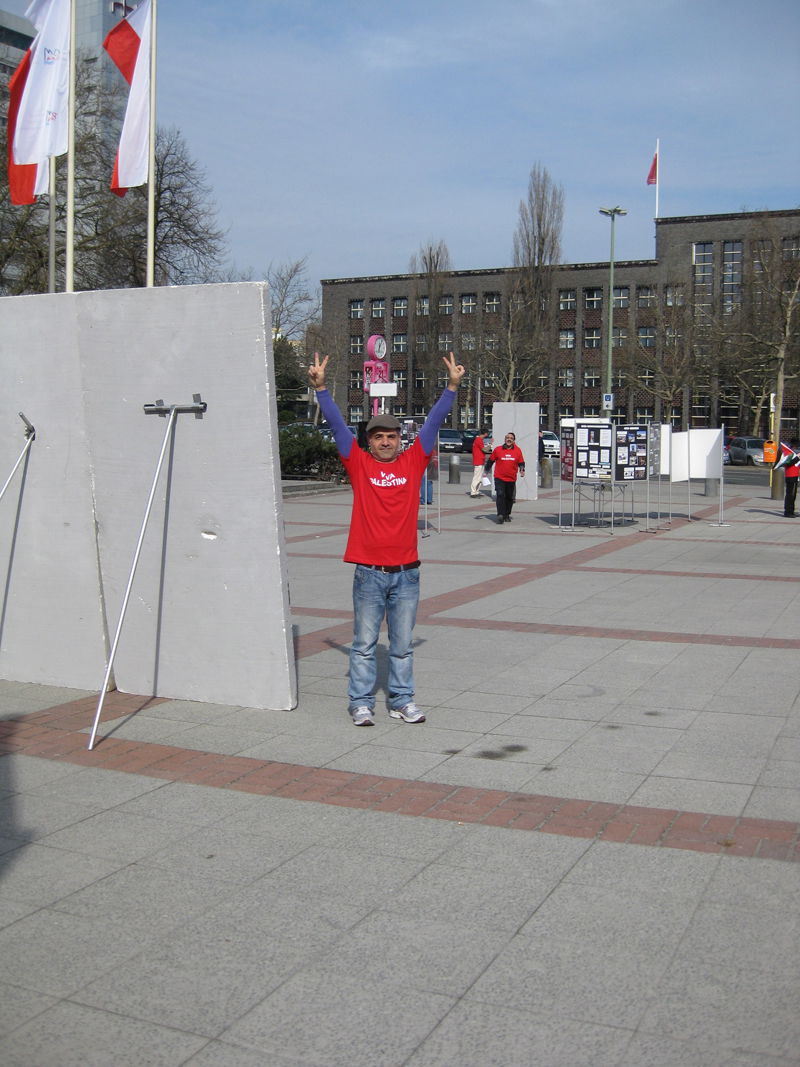 בהפגנה פלסטינית בברלין: צעיר חרדי