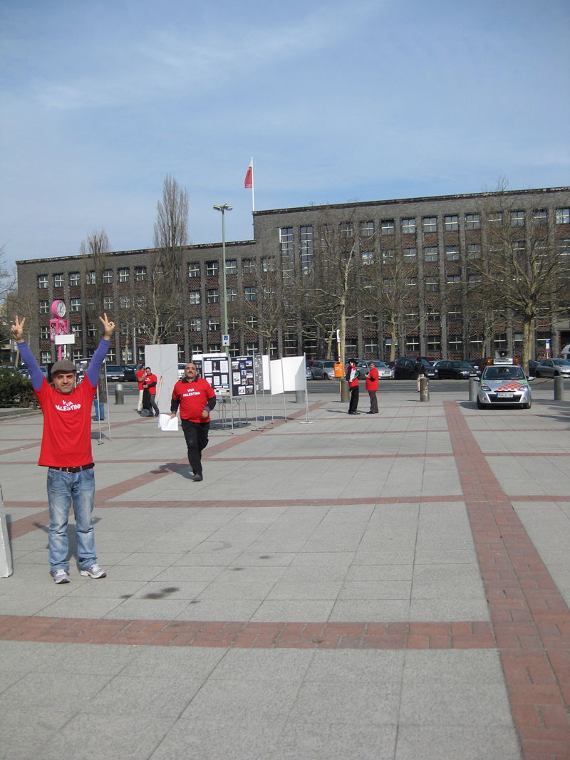 בהפגנה פלסטינית בברלין: צעיר חרדי