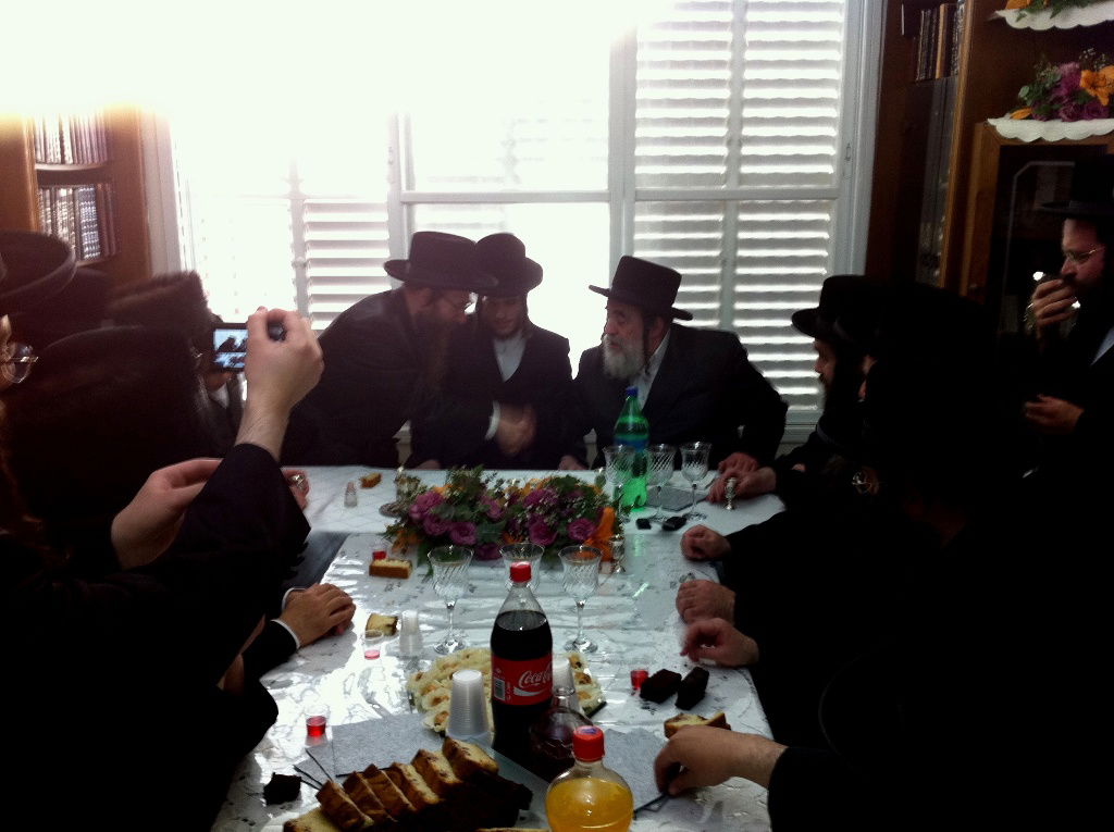 וידאו בלעדי: האדמו"ר מויז´ניץ רוקד עם החתן