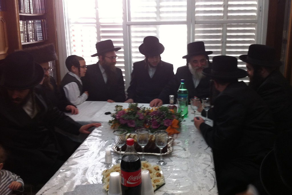 וידאו בלעדי: האדמו"ר מויז´ניץ רוקד עם החתן