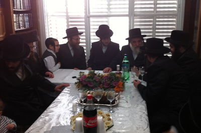 וידאו בלעדי: האדמו"ר מויז´ניץ רוקד עם החתן