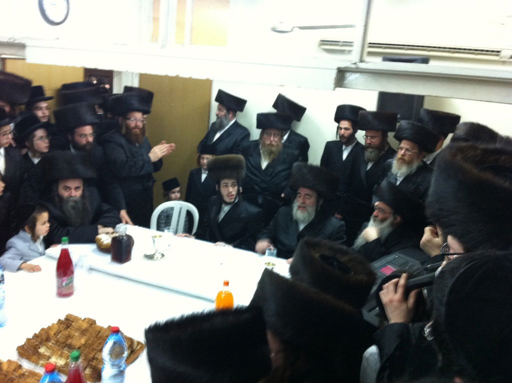 וידאו בלעדי: האדמו"ר מויז´ניץ רוקד עם החתן