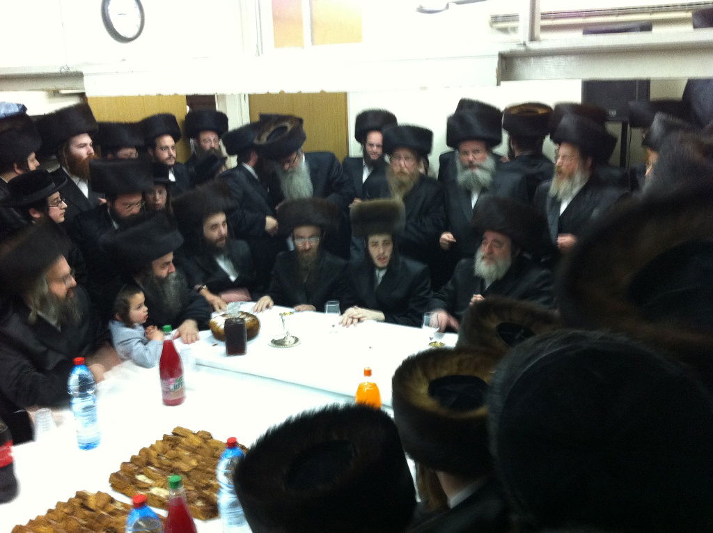 וידאו בלעדי: האדמו"ר מויז´ניץ רוקד עם החתן