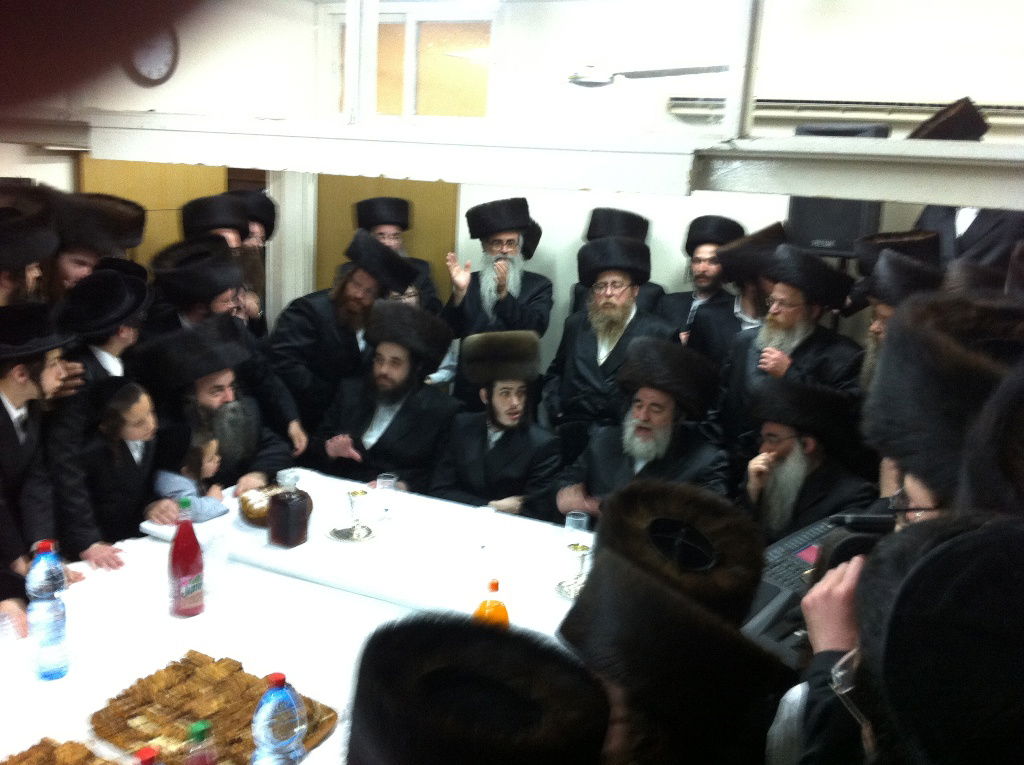 וידאו בלעדי: האדמו"ר מויז´ניץ רוקד עם החתן