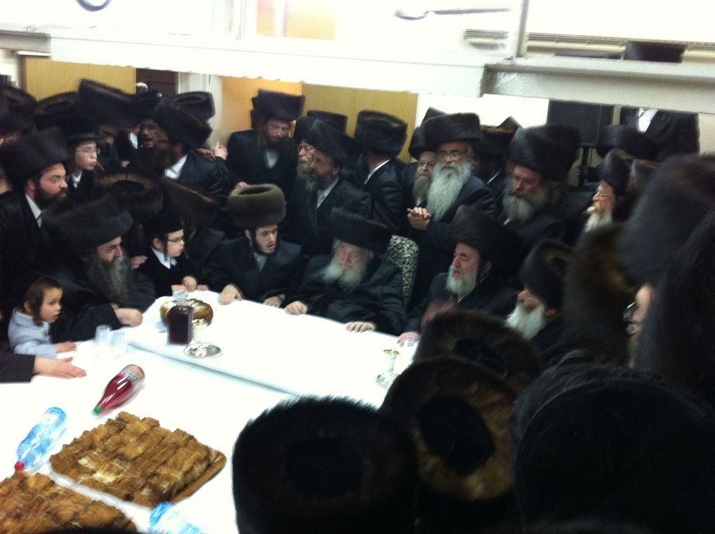 וידאו בלעדי: האדמו"ר מויז´ניץ רוקד עם החתן