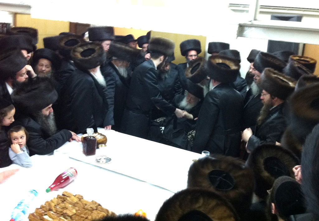 וידאו בלעדי: האדמו"ר מויז´ניץ רוקד עם החתן