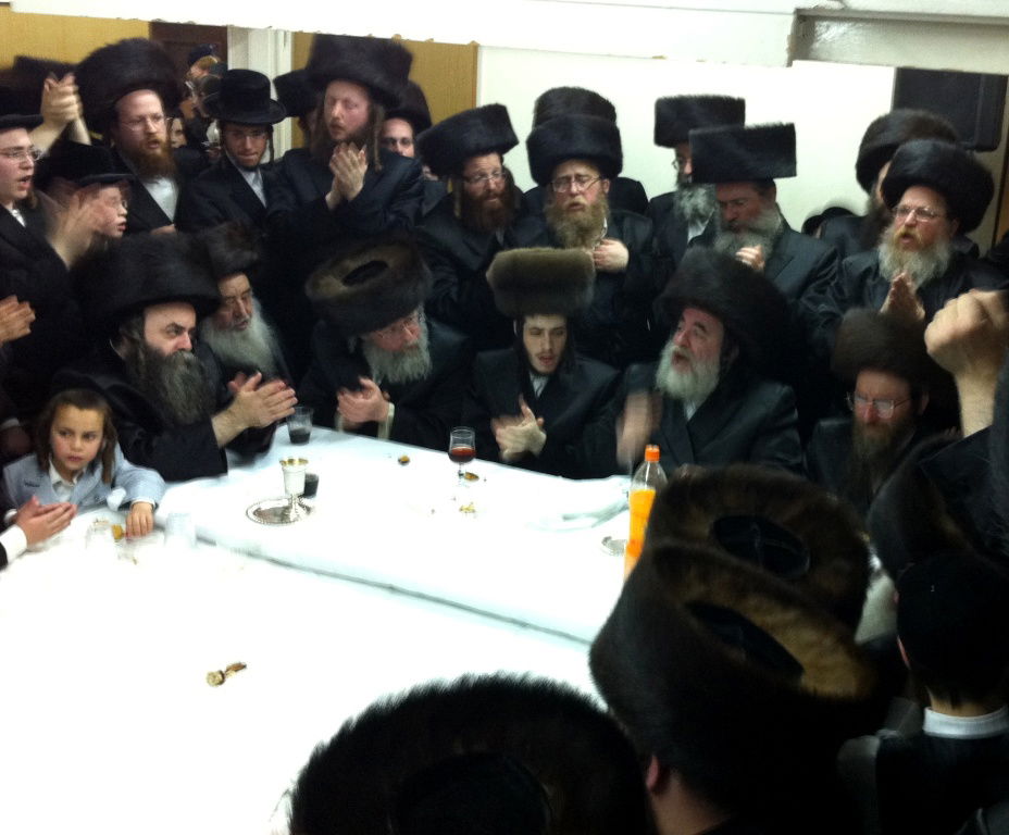 וידאו בלעדי: האדמו"ר מויז´ניץ רוקד עם החתן