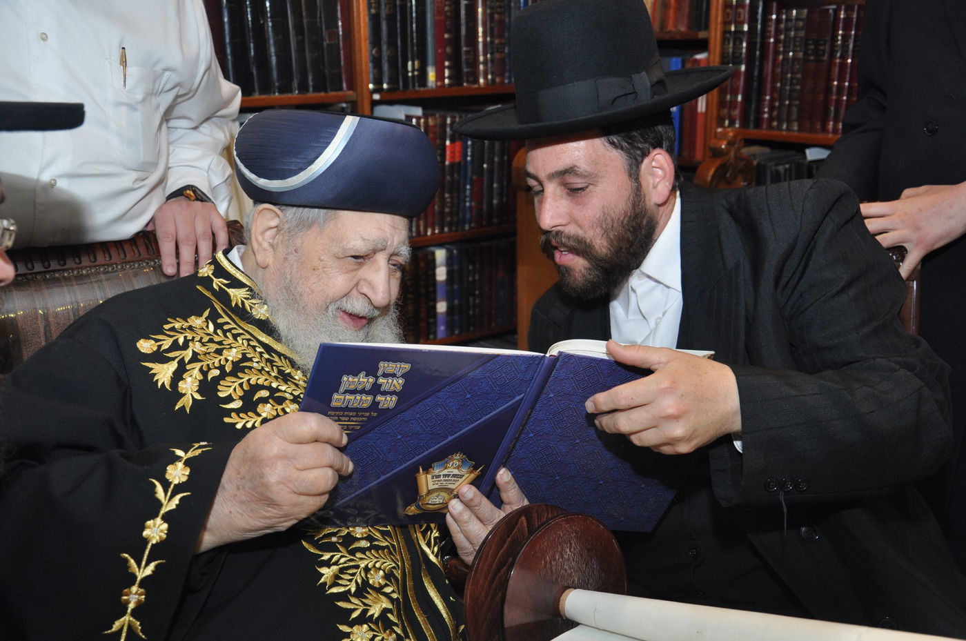 תיעוד ענק > שוקי לרר הכניס ספר תורה