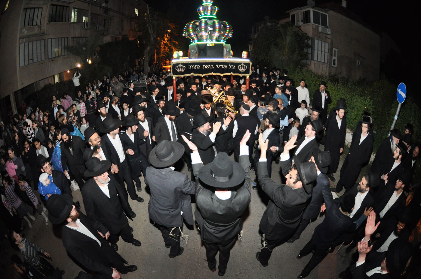 תיעוד ענק > שוקי לרר הכניס ספר תורה