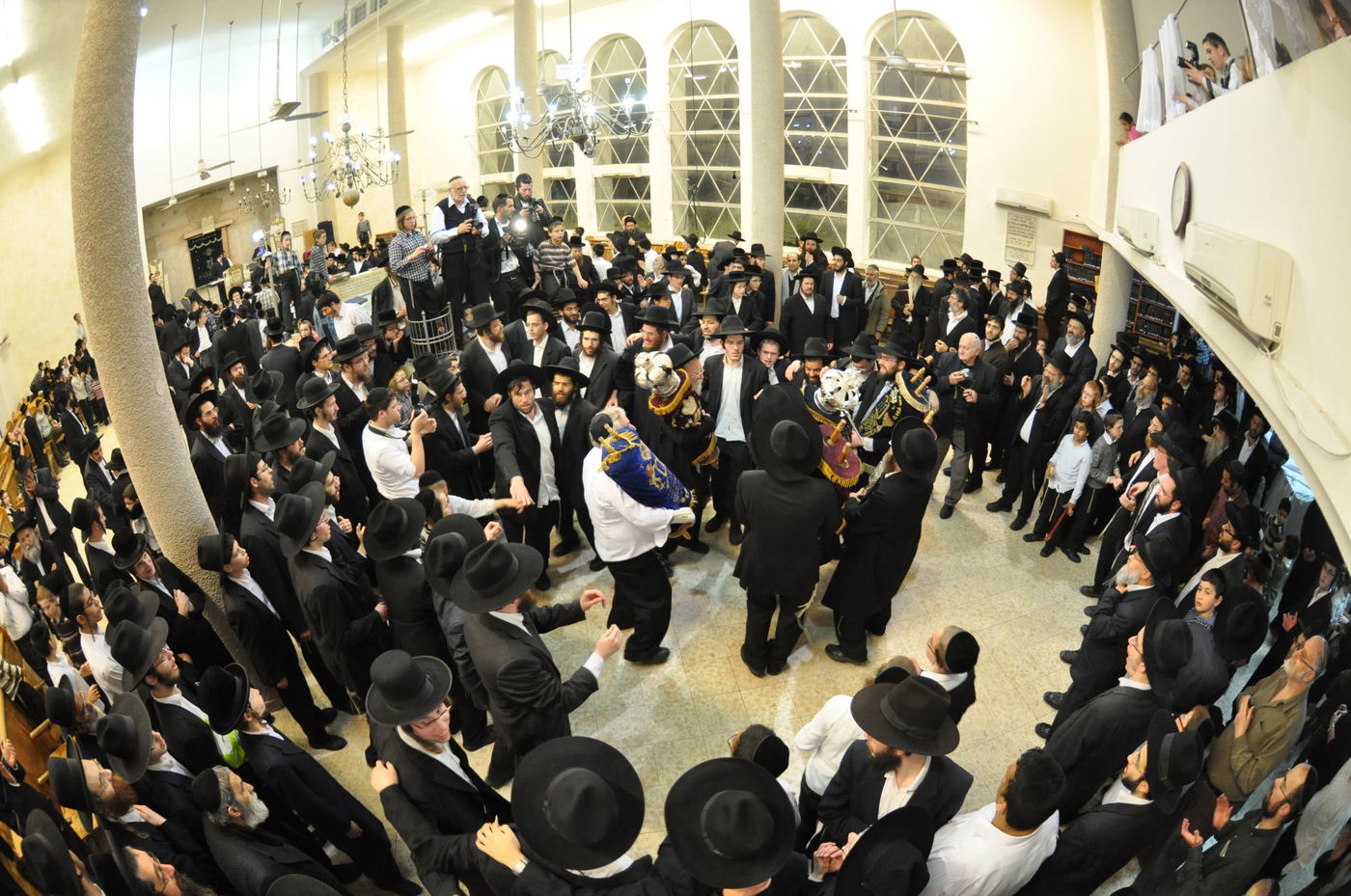 תיעוד ענק > שוקי לרר הכניס ספר תורה