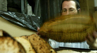 האוכל מצה בערב פסח, מברך ברכת-המזון?