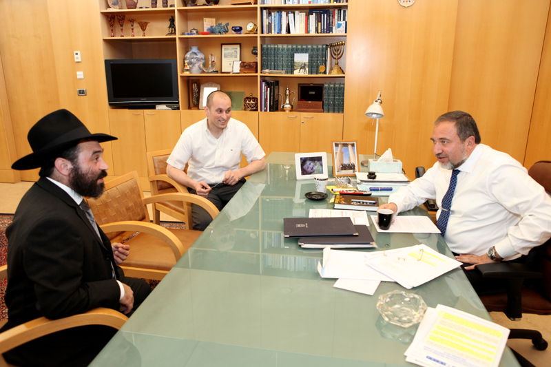 תמונות: חלוקת מצות לבכירי משרד החוץ