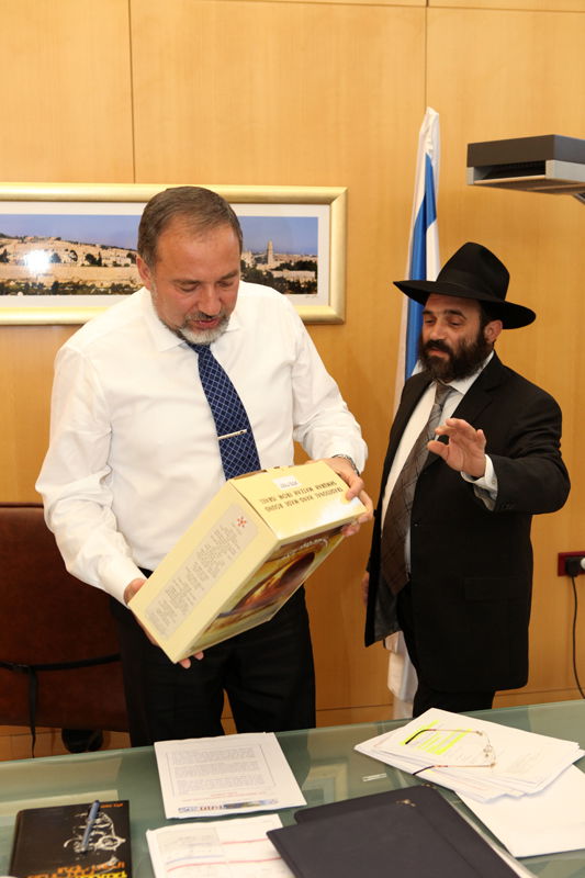 תמונות: חלוקת מצות לבכירי משרד החוץ