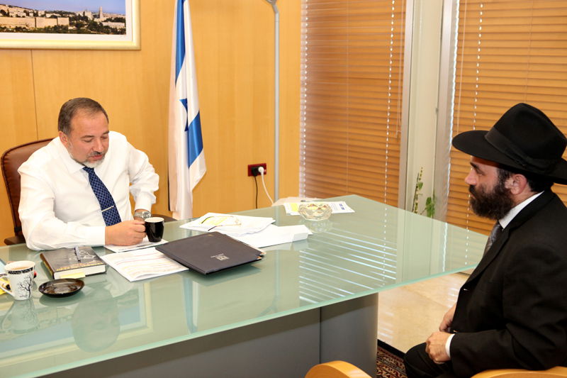 תמונות: חלוקת מצות לבכירי משרד החוץ