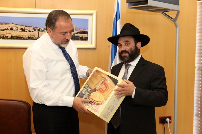 תמונות: חלוקת מצות לבכירי משרד החוץ