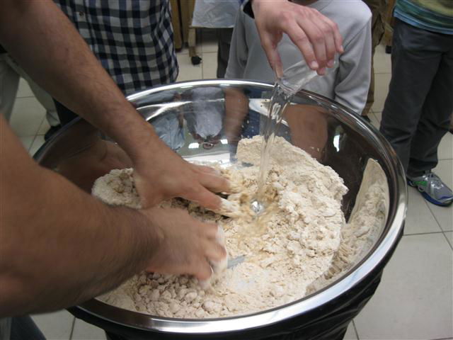 הקמח מוכנס לקערת הלישה