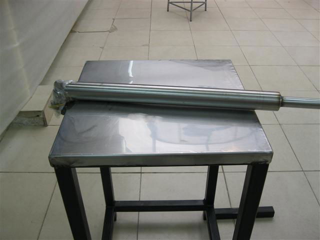 כל העובדים במלאכת האפייה, גוזזים את ציפורניהם ושוטפים את הידיים במים וסבון, בכל סיבוב של אפייה.