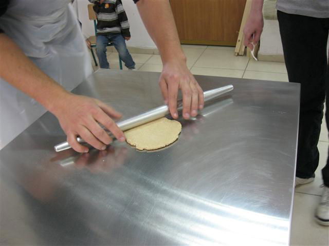 אחרי הלישה הראשונית, עוברים ללישה הסופית בעזרת המרדה, שדוחס את הבצק.