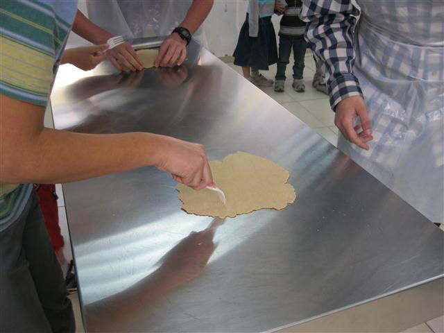 אחרי תום הרידוד, מנקבים את המצה. לצורך כך משתמשים במזלגות חד פעמיים, שמושלכים בתום השימוש. החורים במצה יועילו שהבצק לא יתנפח באפייה.