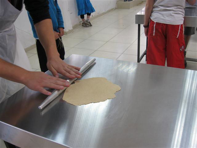 כל מרדד מקבל כדור בצק אותו הוא משטח בעזרת המערוכים לצורת מצה דקה.